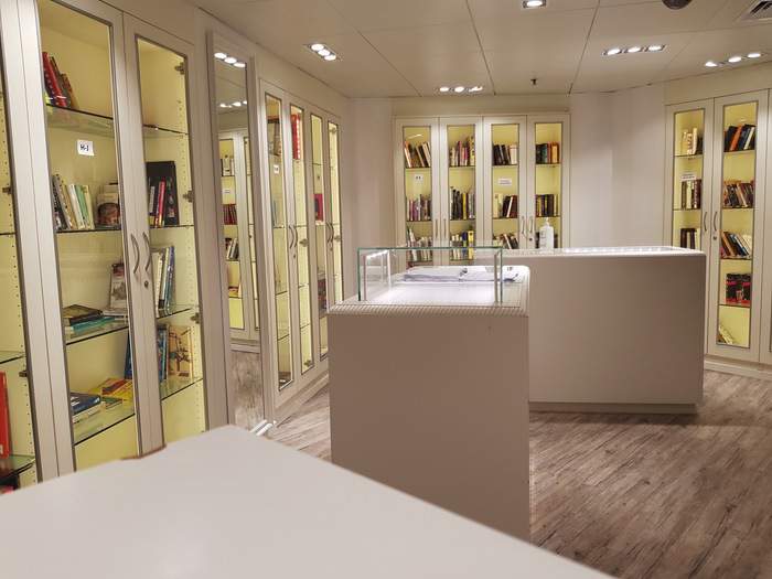 Nicko Cruises Vasco Da Gama Library 1.jpg